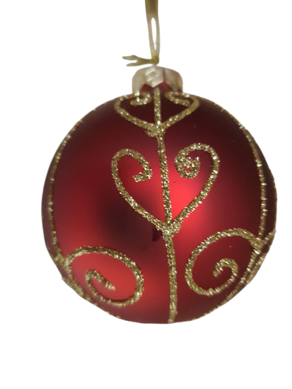 Rode kerstbal met gouden versieringen 