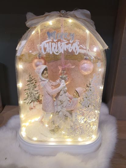 Prachtig opgemaakte kerststolp met verlichting