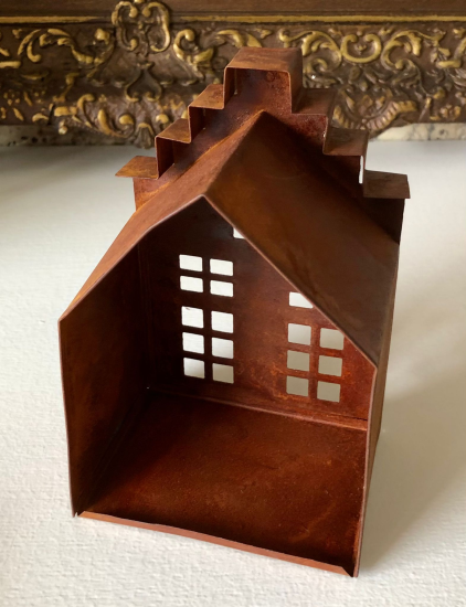 Metalen huisje roestkleur