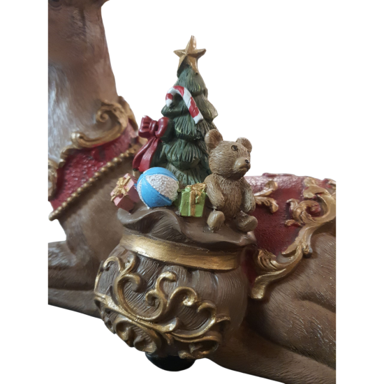 Liggend hert met decoratie