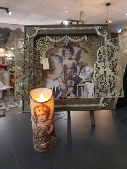 Ledkaars met engel en decoratie