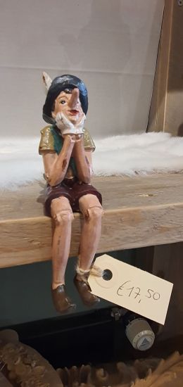 Pinokio zittend klein