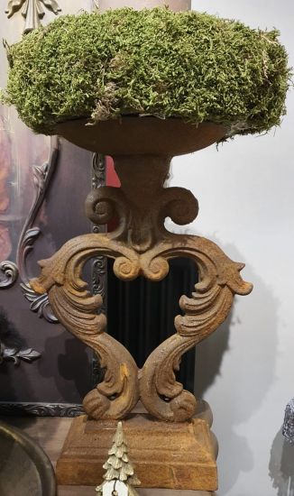 Gietijzeren kandelaar met krans en kaars